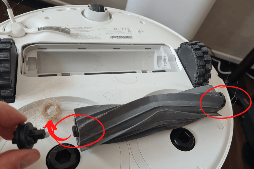 Удаление волос с резиновой щетки робота-пылесоса Dreame L10s Ultra.